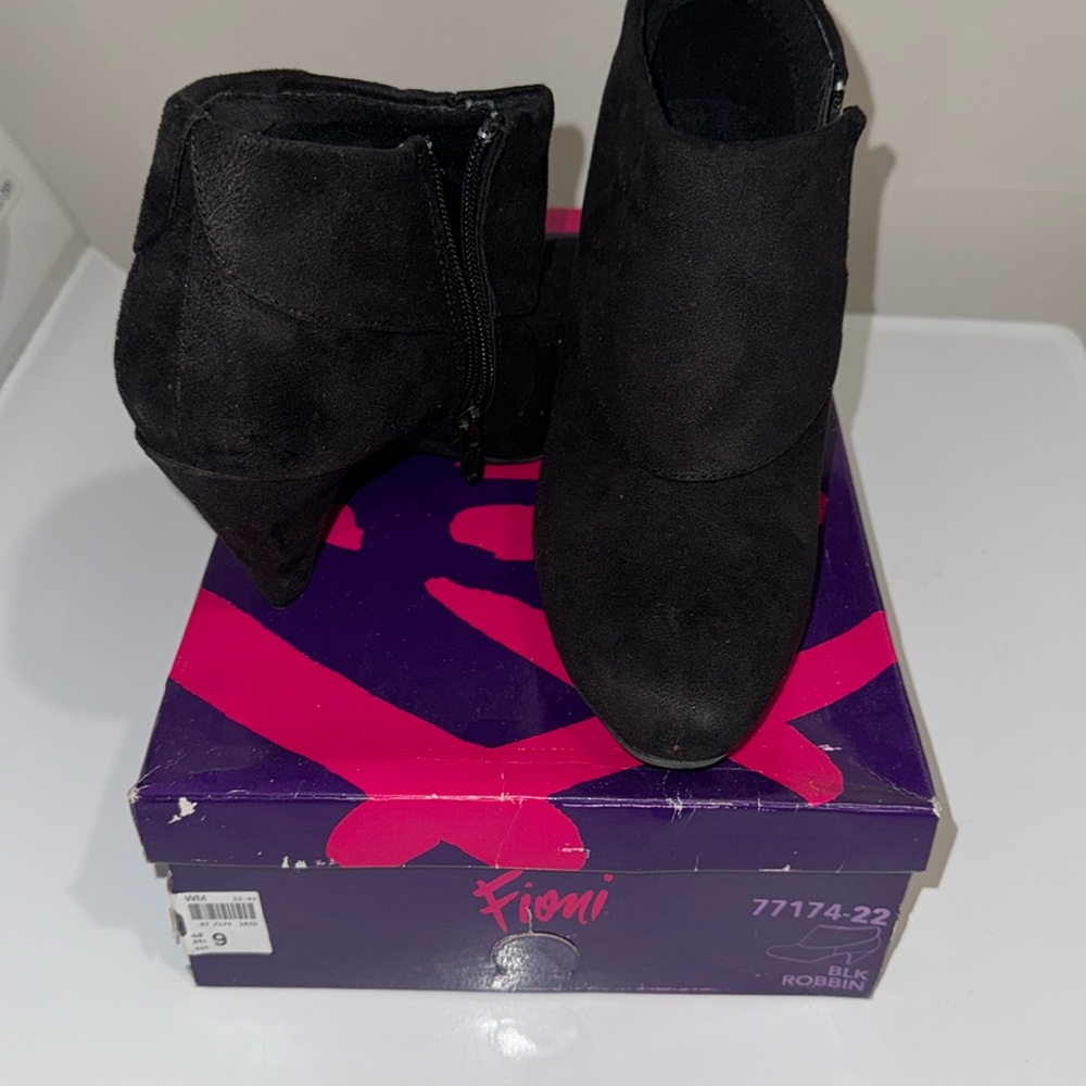 Fioni Black Robbin